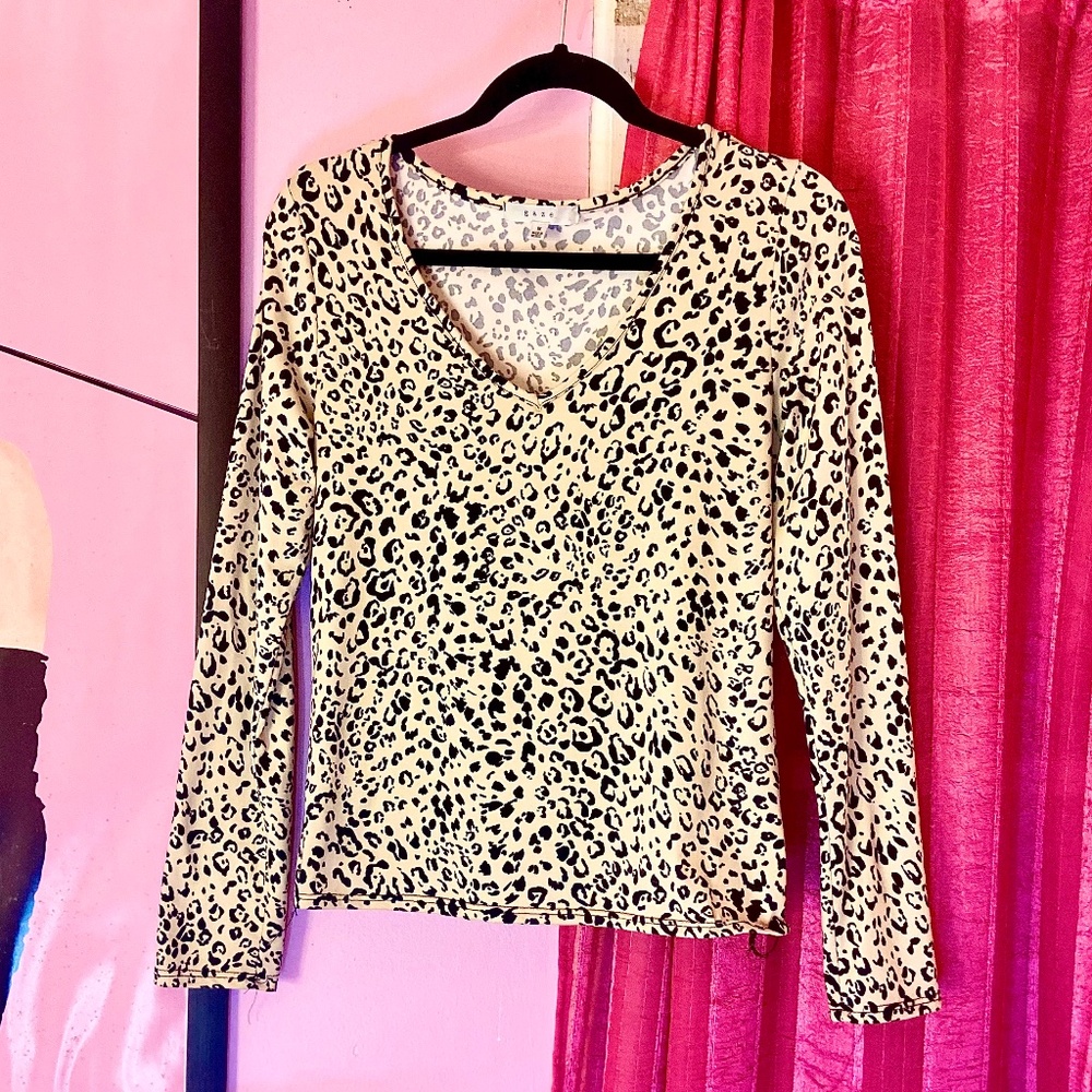 Gaze Jaguar 🐆 Print Stylish V-Neck Top Contemporary Chic Leopard Women’s Medium - Picture 1 of 4